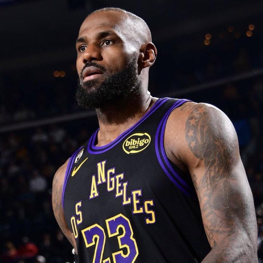 华体会app官方网站-记者：詹姆斯赛季后有三选择，降薪留队、自由加盟别队、退役